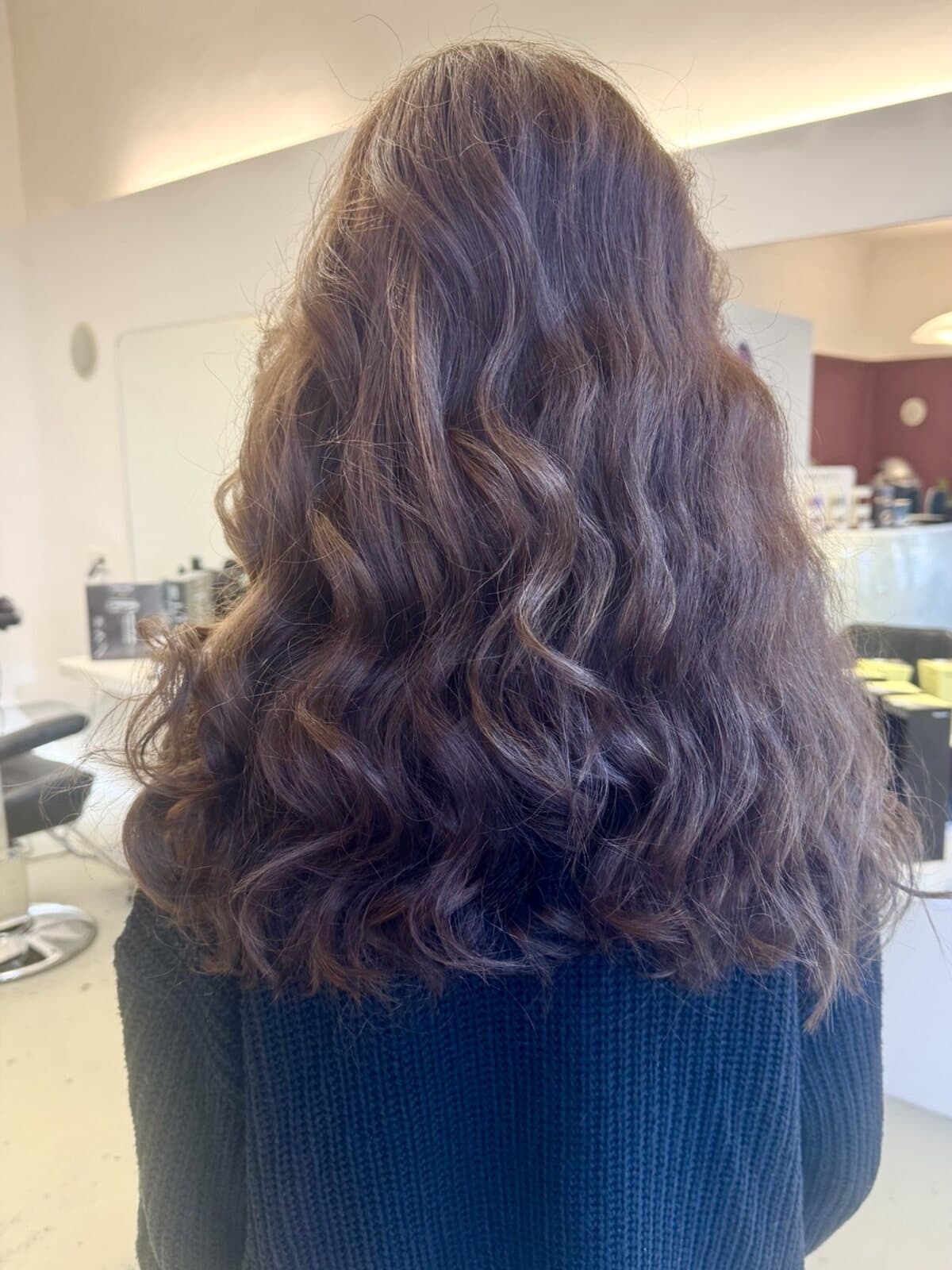 Lange dunkle Locken, von hinten