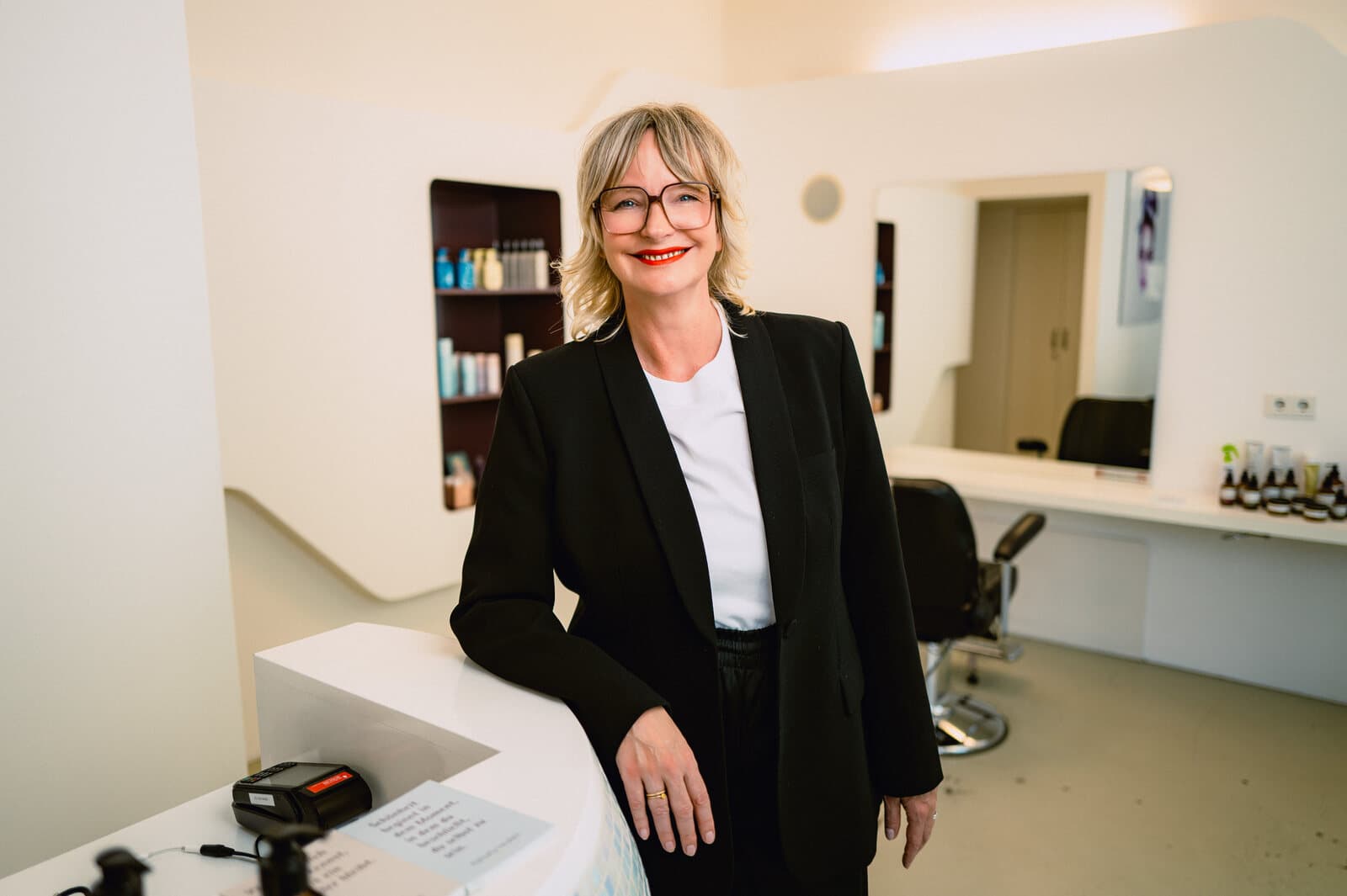 Manuela Heuken stehend am Empfang
