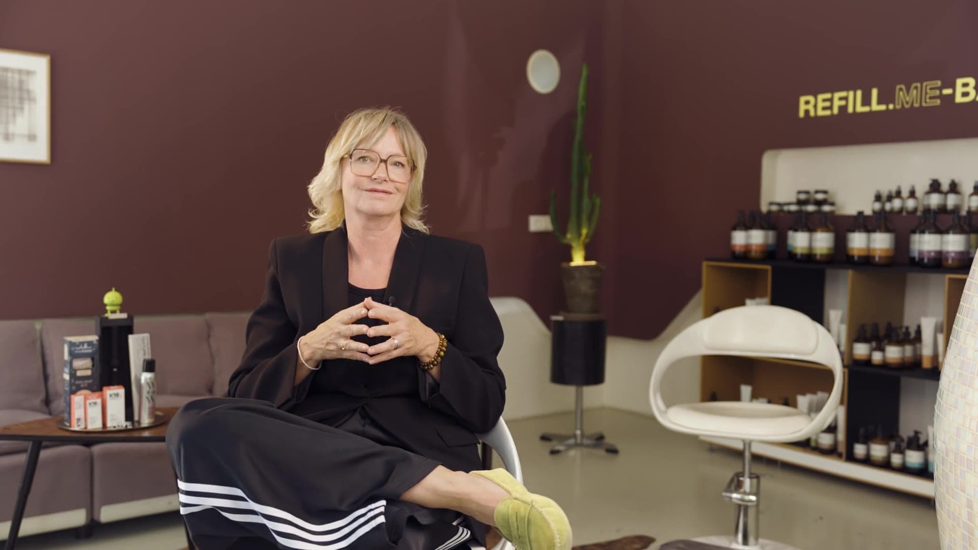 Manuela Heuken sitzt in ihrem Studio vor der Refill-Bar, Standbild aus dem Vorstellungsvideo