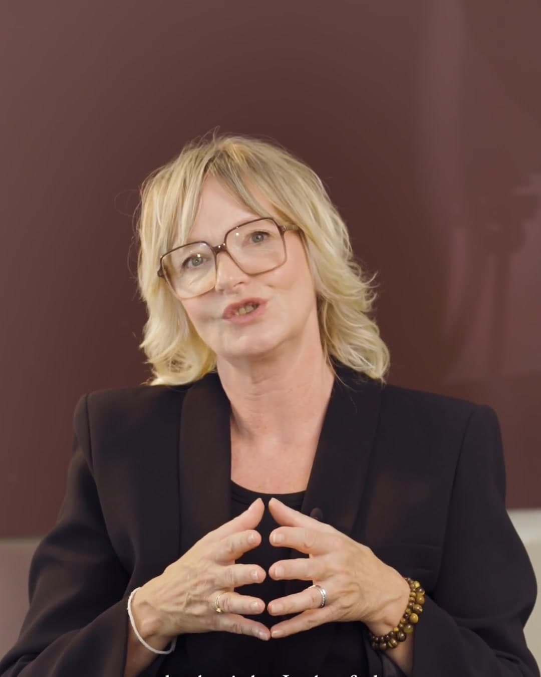Manuela Heuken in ihrem Studio, Standbild aus dem Vorstellungsvideo